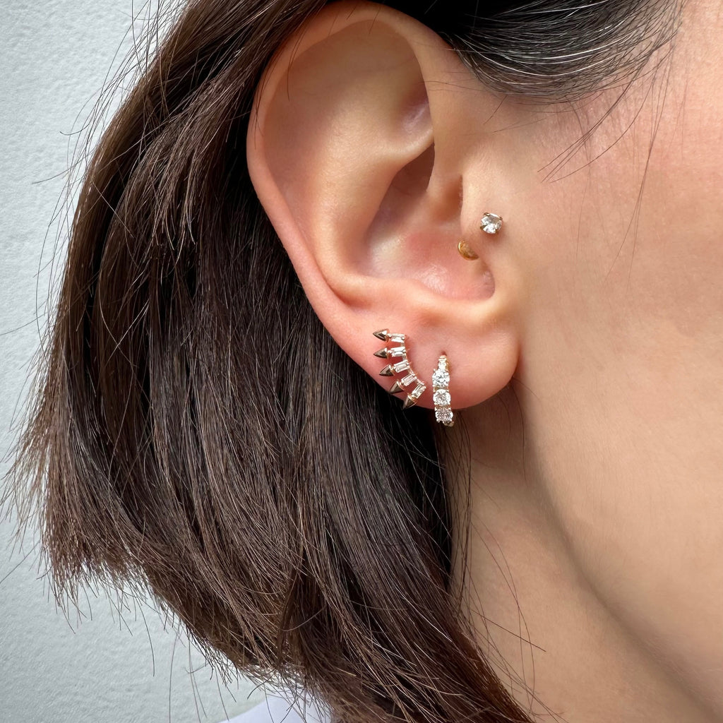 Nano Diamond küpe kulakta görünüm - 14K altın pırlanta halka küpe - Ala Fine Jewelry