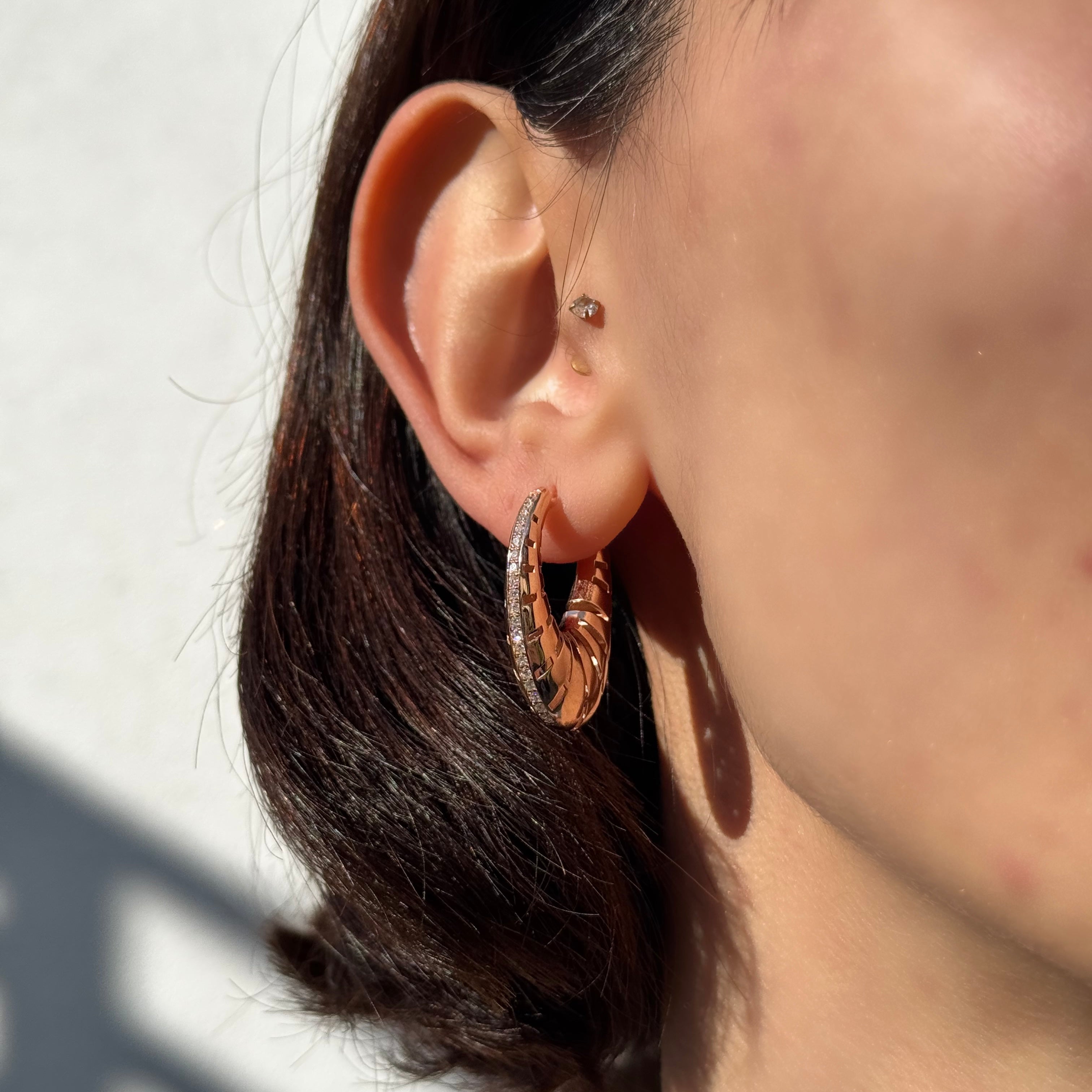 Luminate pırlanta küpe 14K altın - kulak üzerinde görünüm