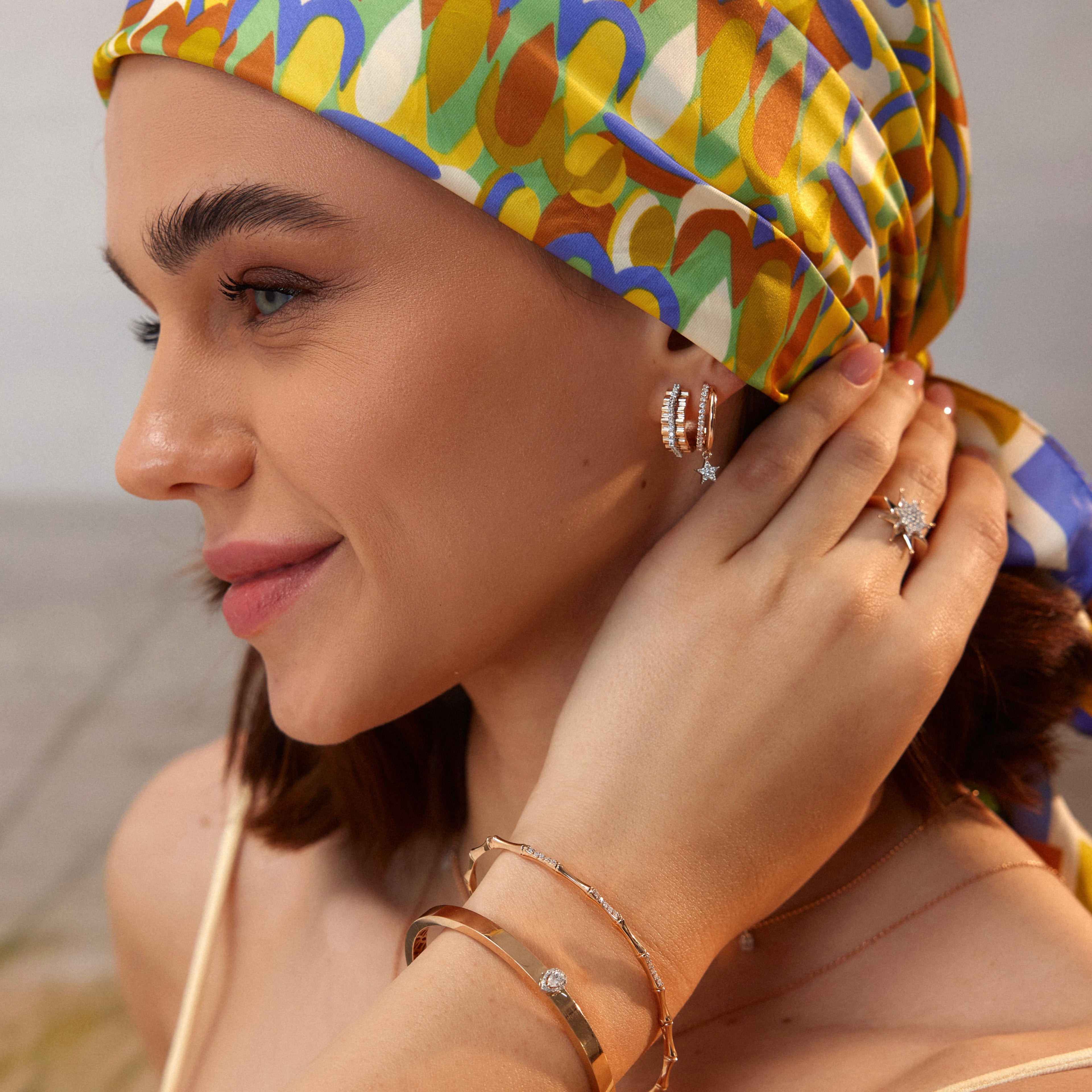 Bone Bileklik - 0.10 ct pırlanta 14K altın bileklik bilekte görünümü