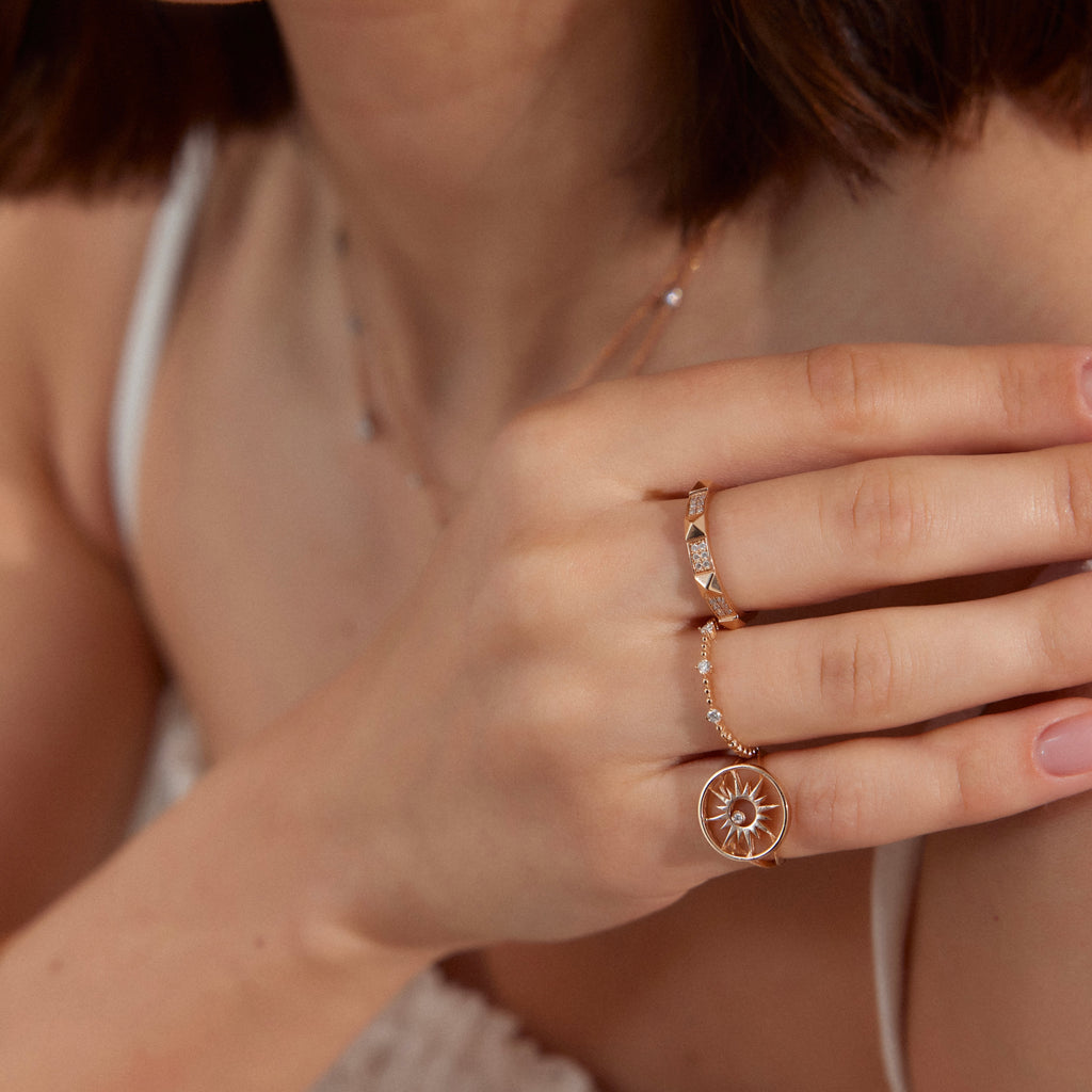 The Sun Yüzük parmakta görünümü - 14K altın pırlanta güneş yüzük