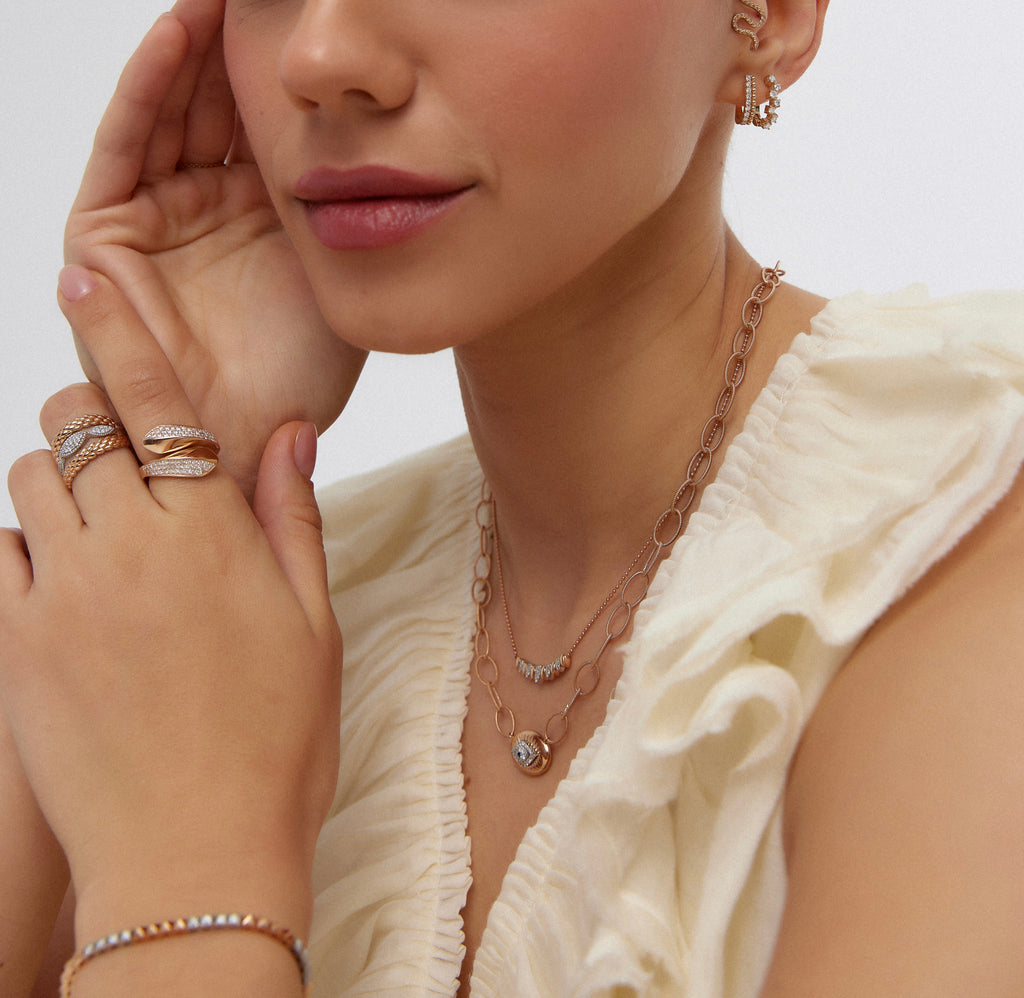 Serpenty Yüzük - 0.75 ct pırlanta modern tasarım 14K altın yüzük parmakta görünümü