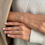 Glora pırlanta yüzük 14K altın baget taşlı - parmak üzerinde görünüm