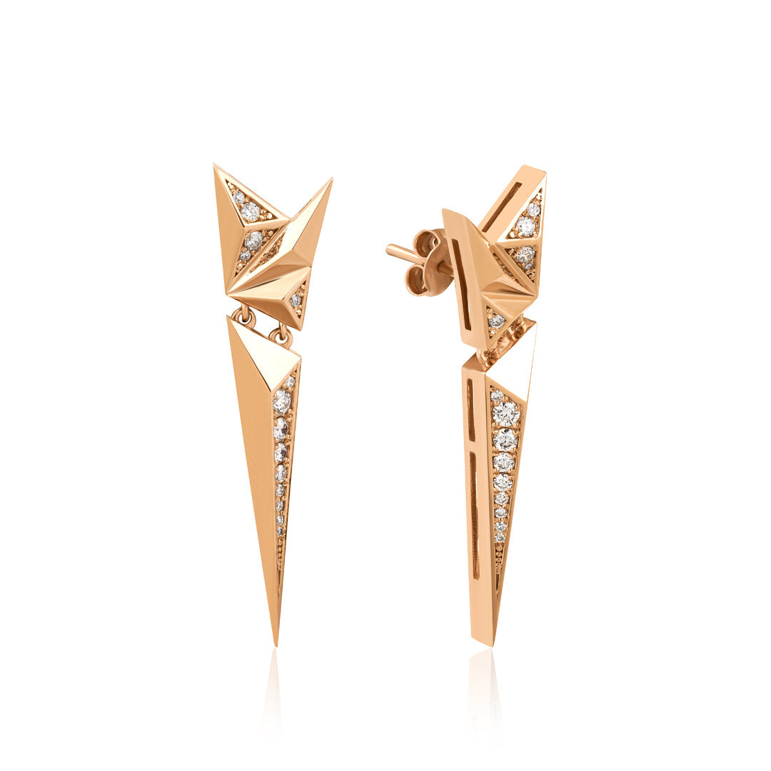 14K altın pırlanta taşlı Peony sallantılı küpe detay görünümü