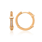 Matte 14K altın halka küpe yakın çekim, pırlanta detayları