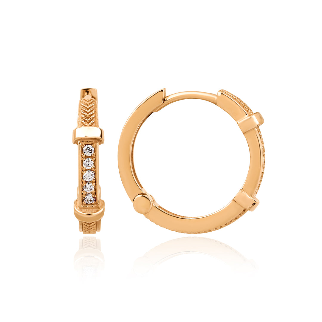 Matte 14K altın halka küpe yakın çekim, pırlanta detayları