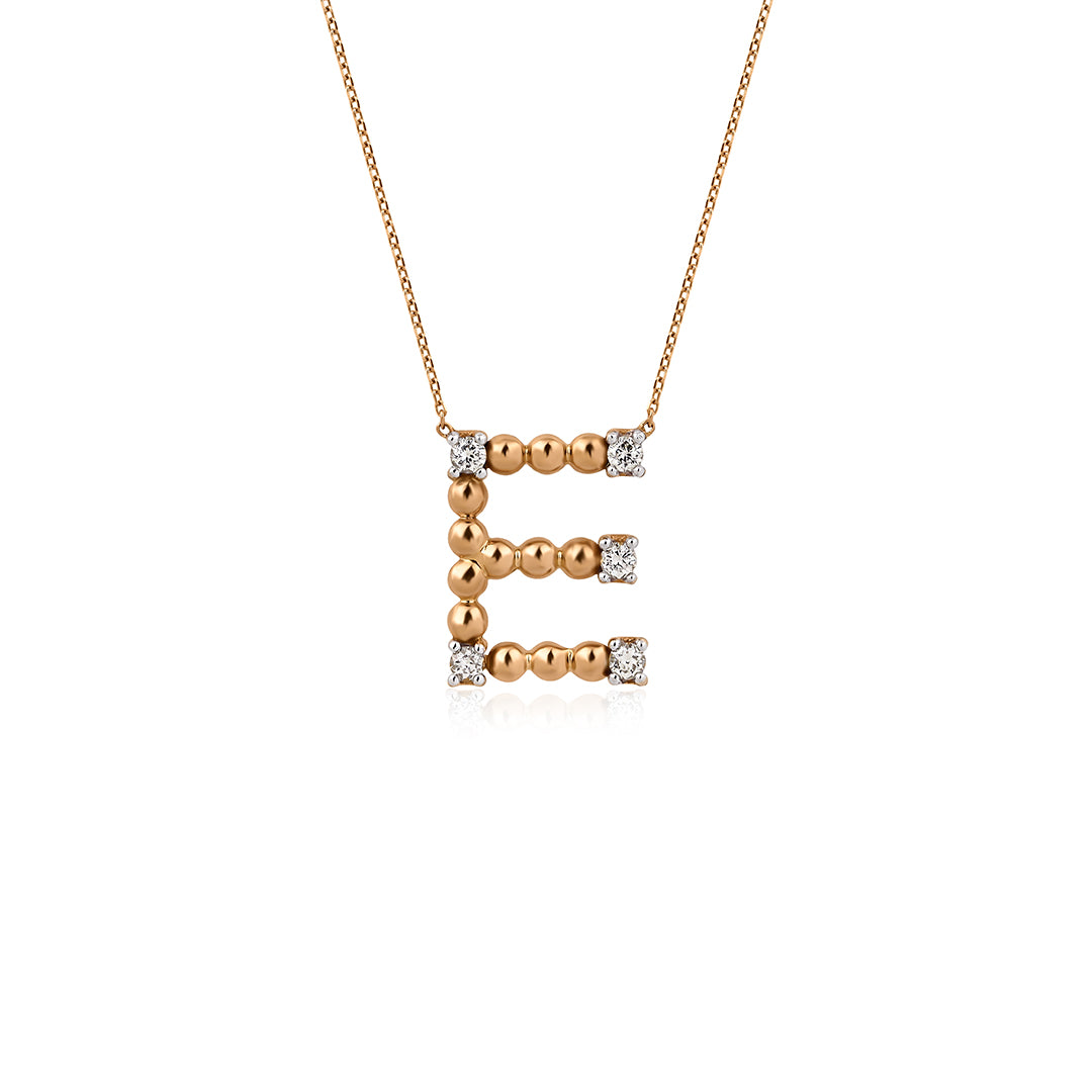 Bamblo Diamond 14K altın harf kolye yakın çekim, pırlanta detayları, E harfi