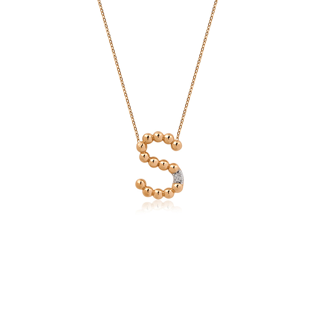 14K altın pırlanta taşlı Bamblo Side harf kolye detay görünümü, S harfi