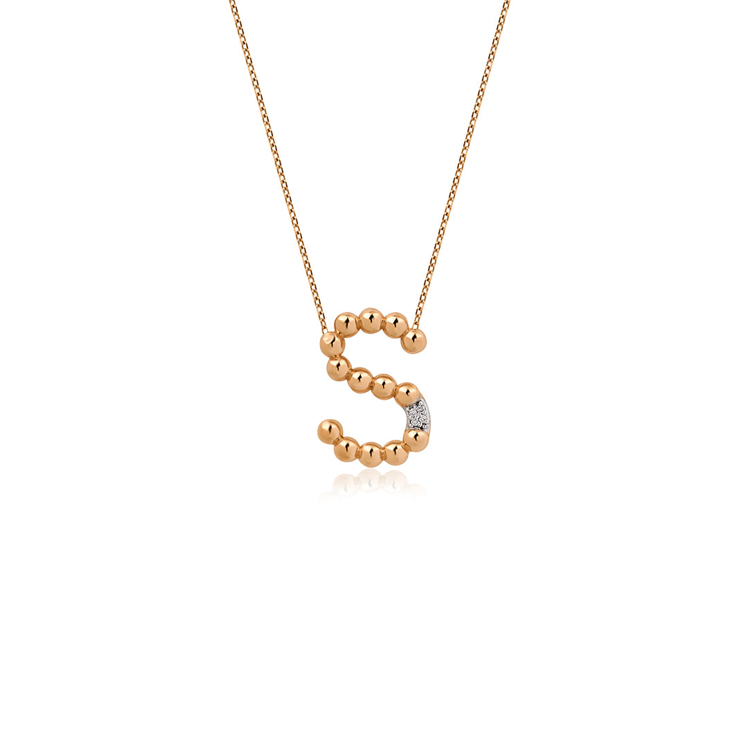 14K altın pırlanta taşlı Bamblo Side harf kolye detay görünümü, S harfi