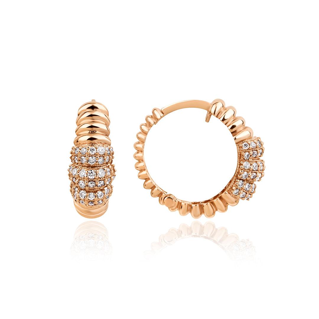  (DSC09104copy.jpg): Önerilen alt text: "Golden Puff 14K altın pırlanta küpe, zarif halka tasarım, 0.44 ct E-VS pırlanta detayları