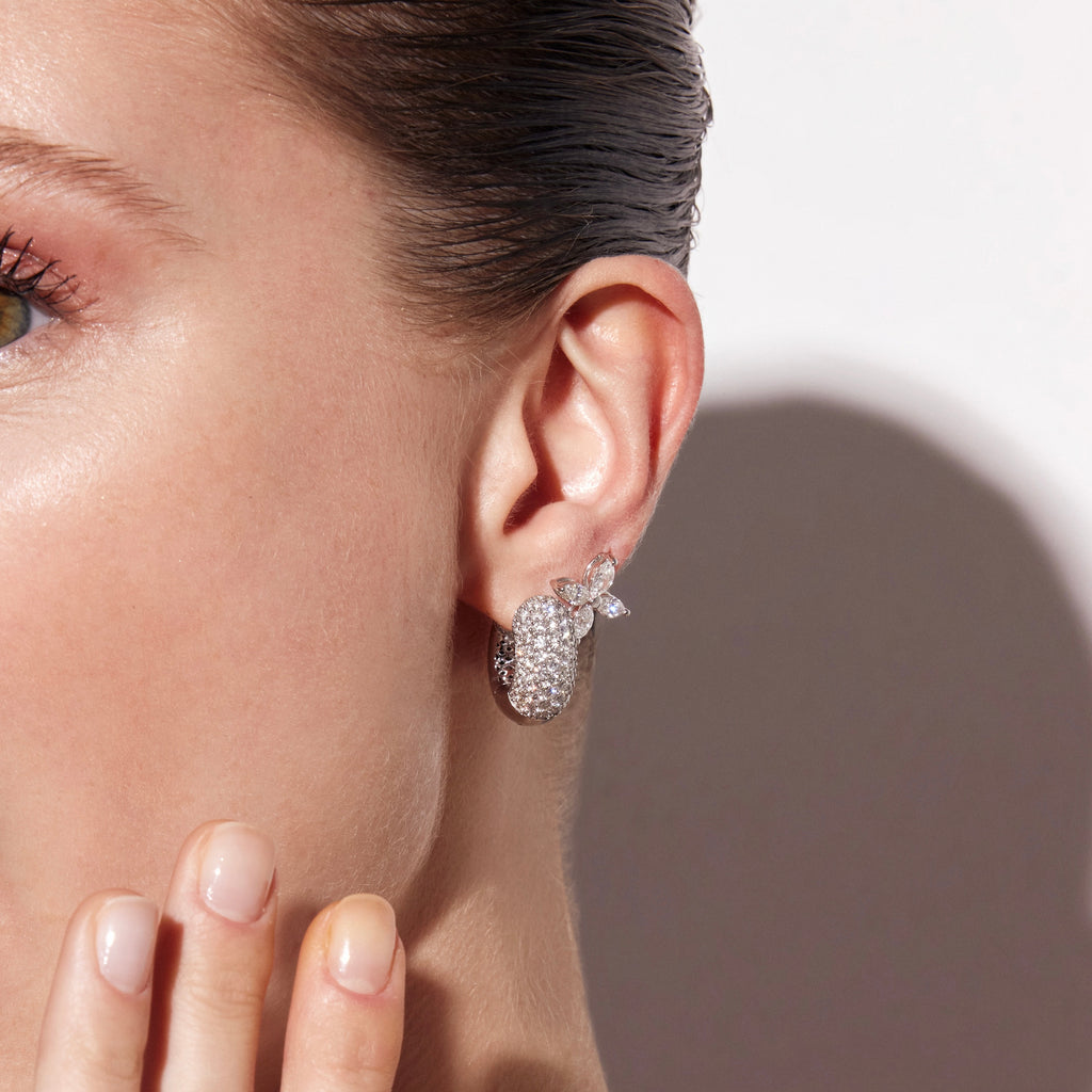 Dome pırlanta küpe, 14K altın, 3.20 ct E-VS kalite pırlanta, modelde görünüm