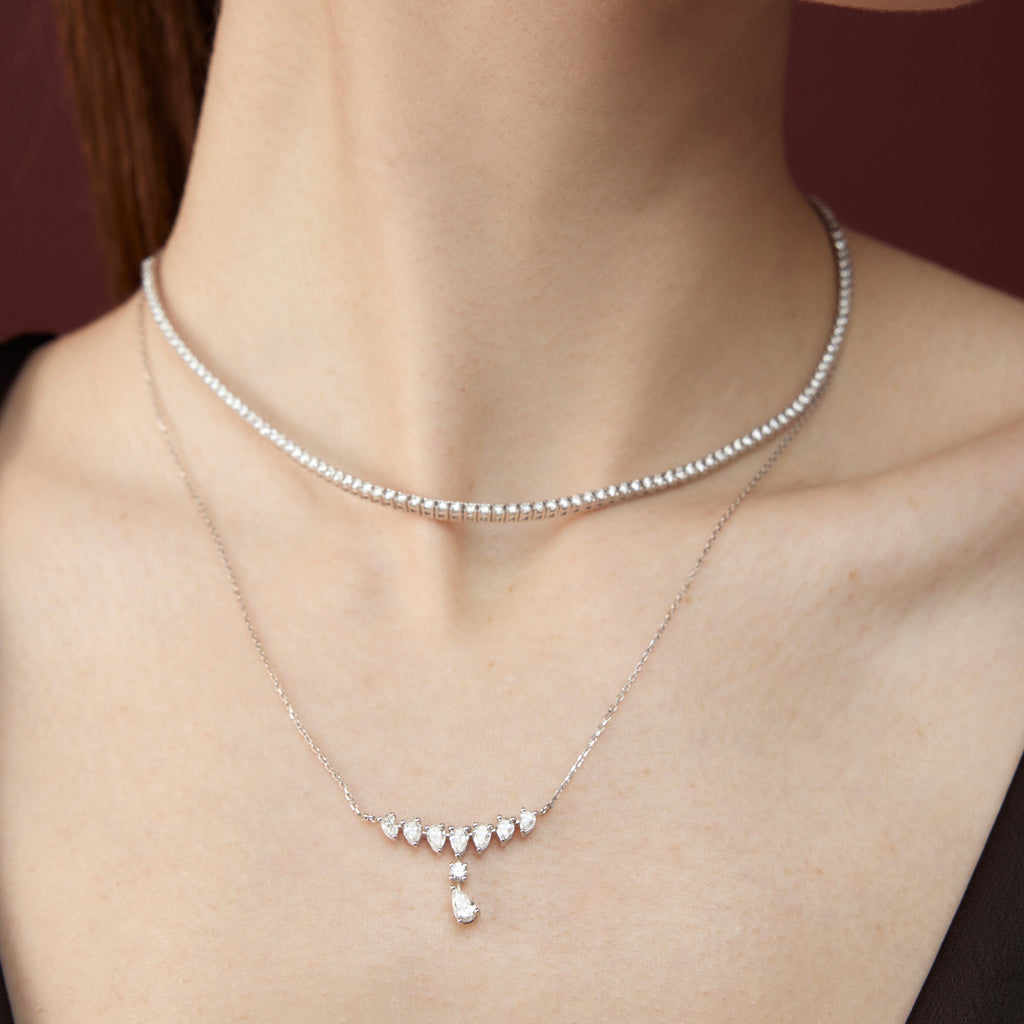 Dova Kolye - 14K altın 1.07 ct E-VS pırlanta kolye modelde görünüm