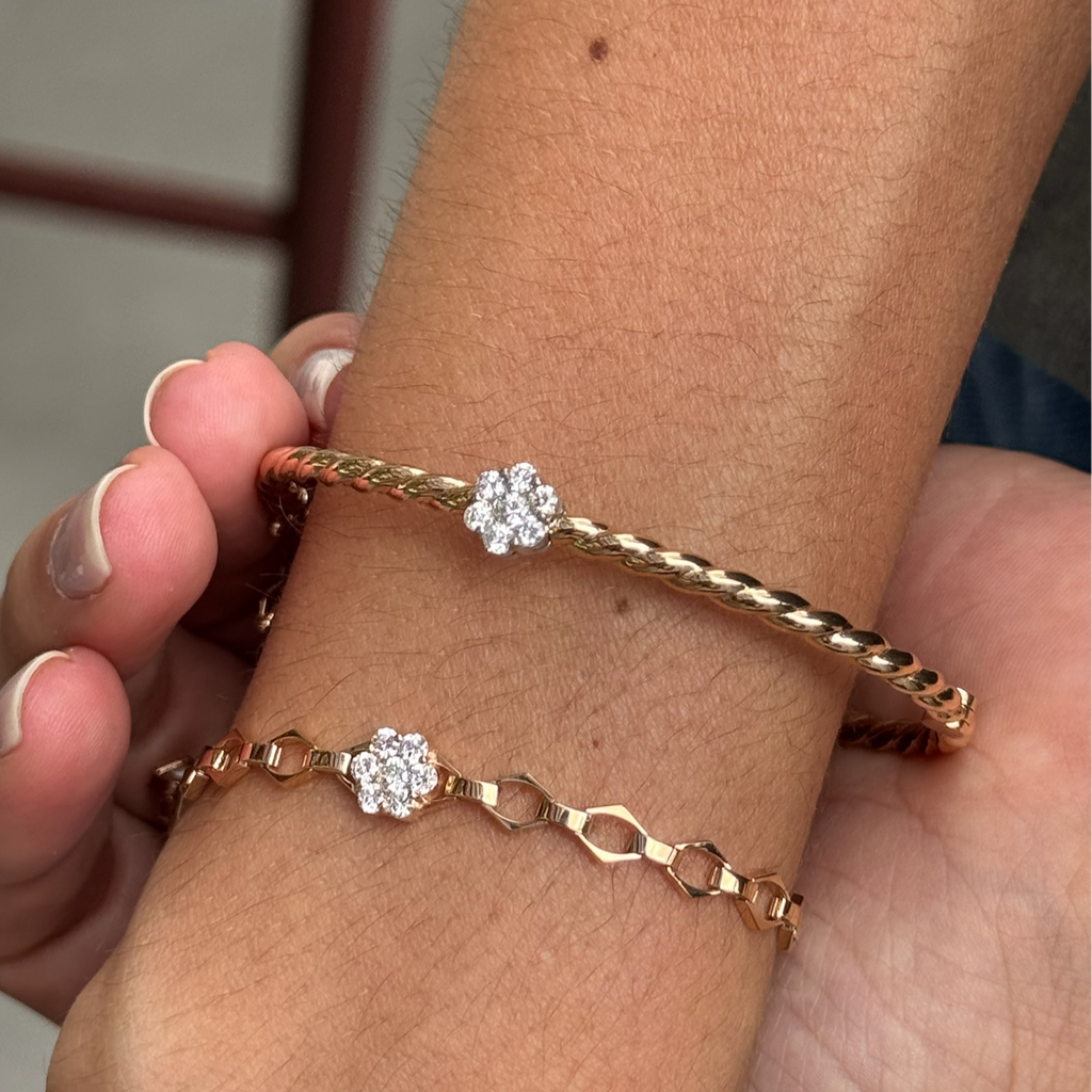 14K altın Bract Rosa bileklik pırlanta detayları model bileğinde