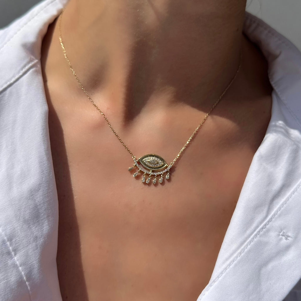 Nazura göz kolye boyunda görünümü, 14K altın zincir üzerinde pırlanta detaylı nazar motifi