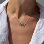 Nazura göz kolye boyunda görünümü, 14K altın zincir üzerinde pırlanta detaylı nazar motifi