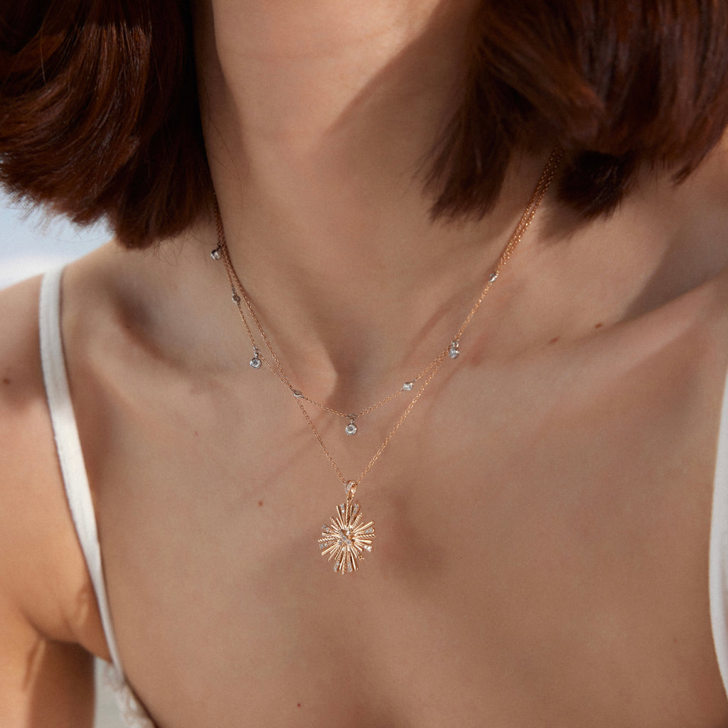 14K altın Graine Swing kolye - salıncak tasarımlı pırlanta detaylı kolye, boyunda görünüm