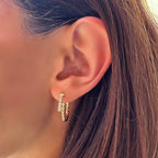 Bubelle pırlanta küpe kulakta görünümü, 14K altın halka üzerinde parlak pırlanta dizilimi