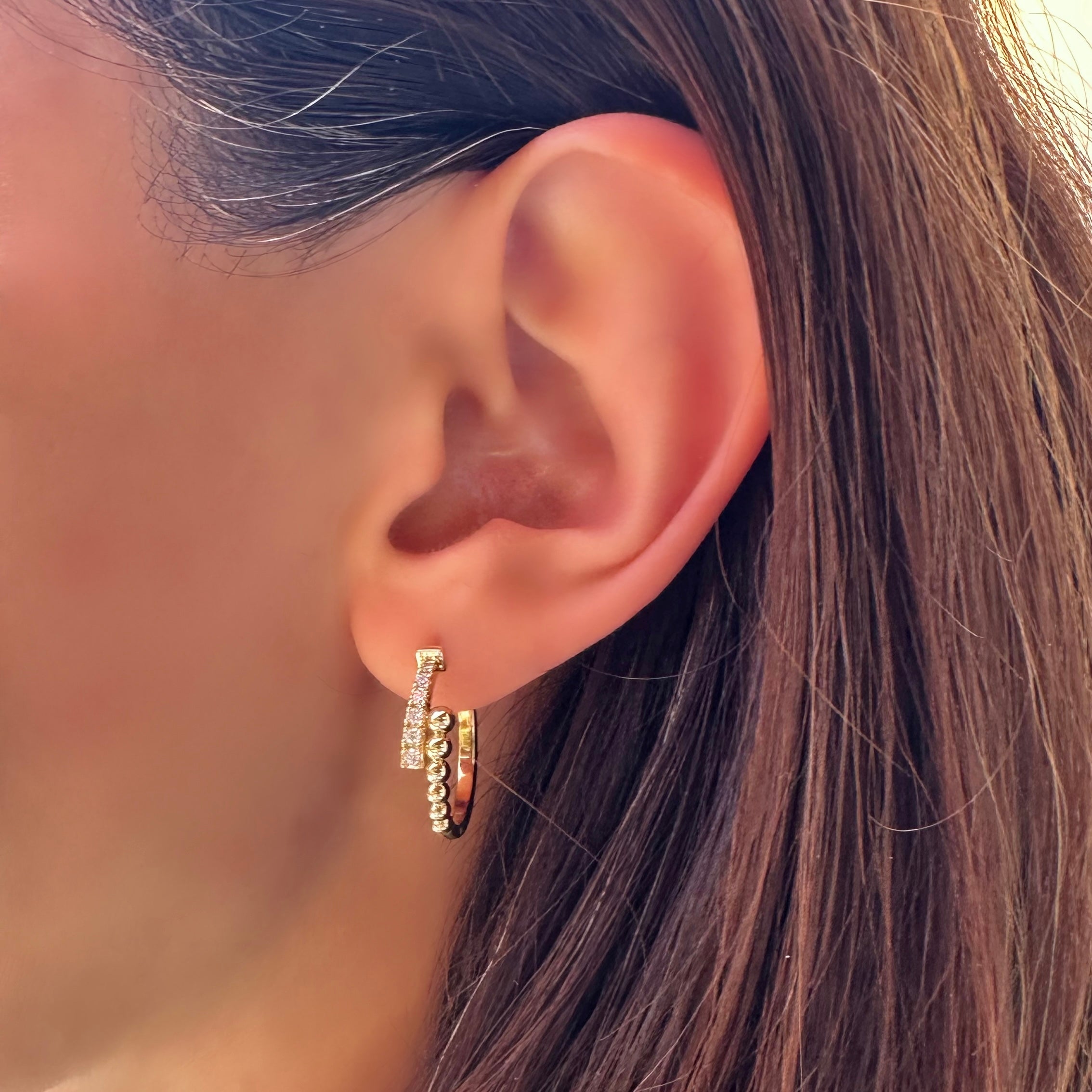 Bubelle pırlanta küpe kulakta görünümü, 14K altın halka üzerinde parlak pırlanta dizilimi