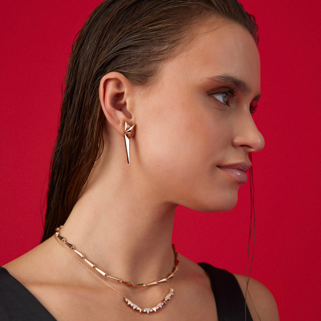 Peony 14K altın sallantılı küpe yakın çekim, pırlanta detayları