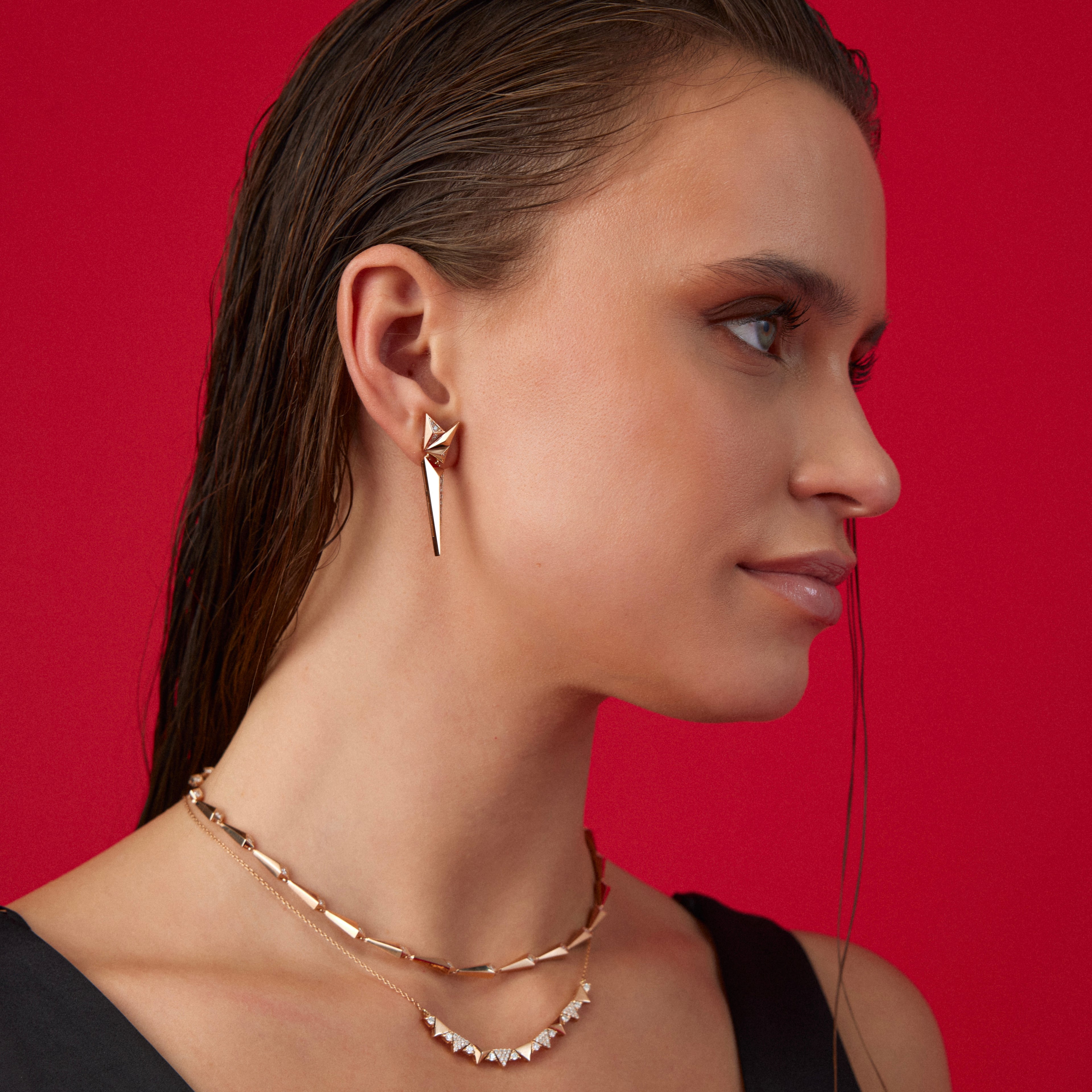 Peony 14K altın sallantılı küpe yakın çekim, pırlanta detayları