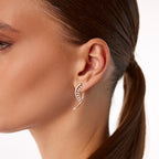 14K altın pırlanta taşlı Lipsy küpe kulakta görünüm