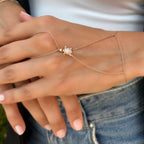 Torturo Şahmeran pırlanta bileklik kolda görünümü, 14K altın üzerinde parlak pırlanta dizilimi