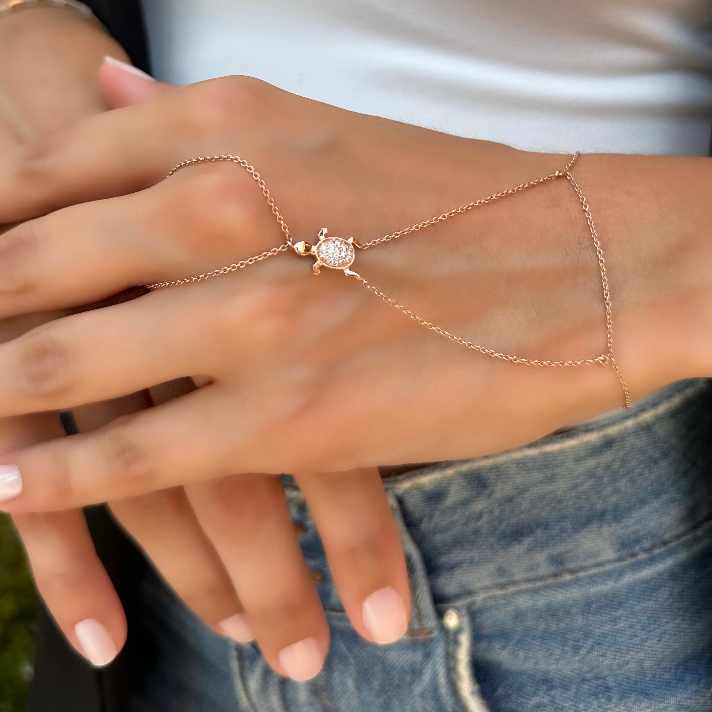 Torturo Şahmeran pırlanta bileklik kolda görünümü, 14K altın üzerinde parlak pırlanta dizilimi