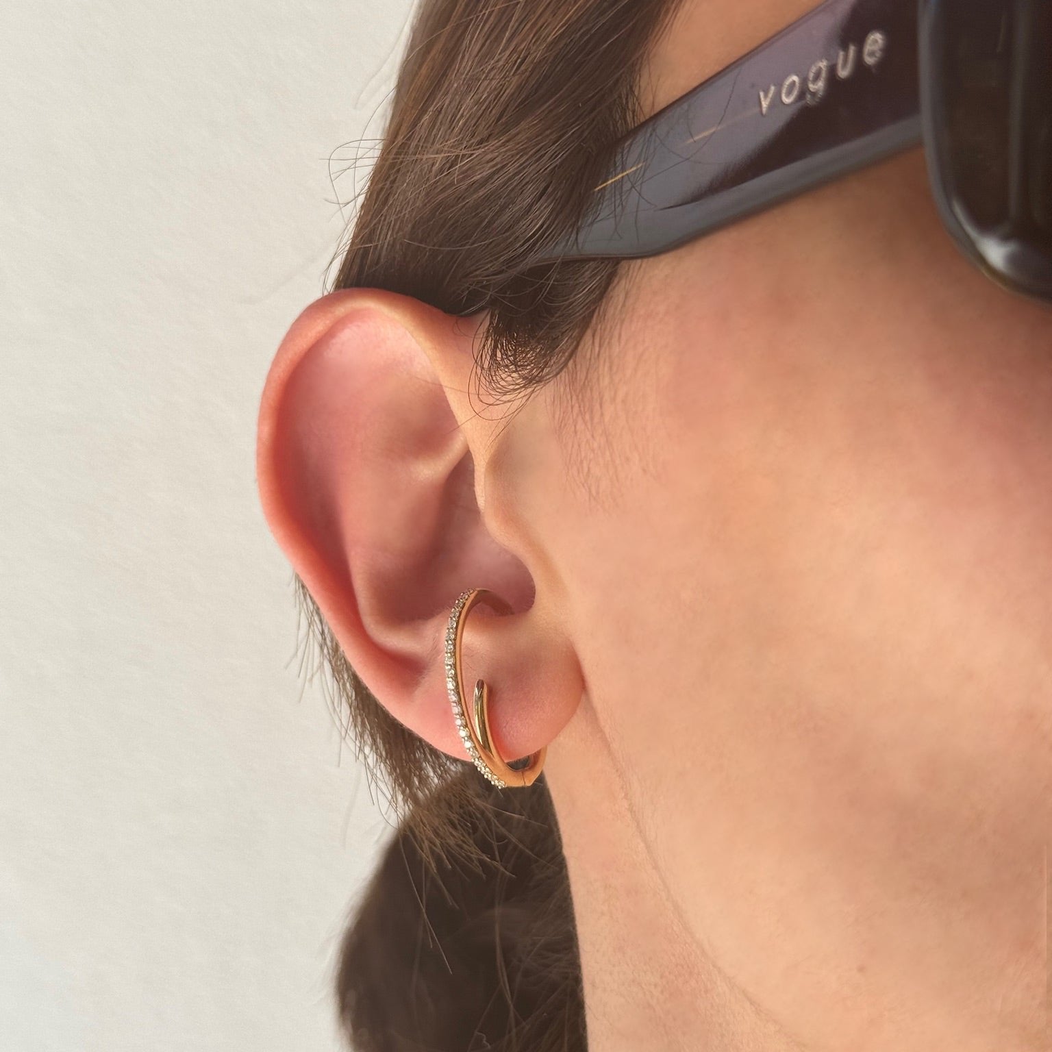 14K altın Eartouch küpe pırlanta detayları model kulağında