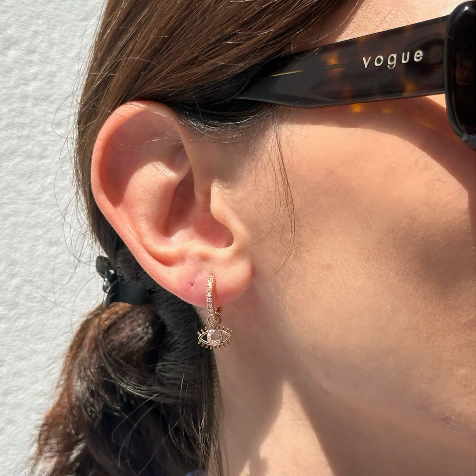 Evil Eye Hoop Küpe kkulakta görünümü - 14K altın pırlanta nazarlık halka küpe