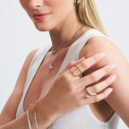 Diamond Drift pırlanta yüzük parmakta görünümü, 14K altın üzerinde baget kesim pırlanta