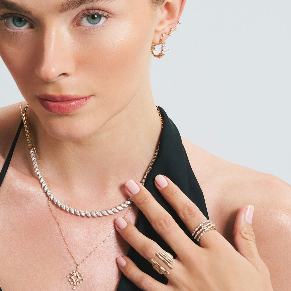 Echo Lines yüzük parmakta görünüm - 14K altın baget pırlanta yüzük - Ala Fine Jewelry