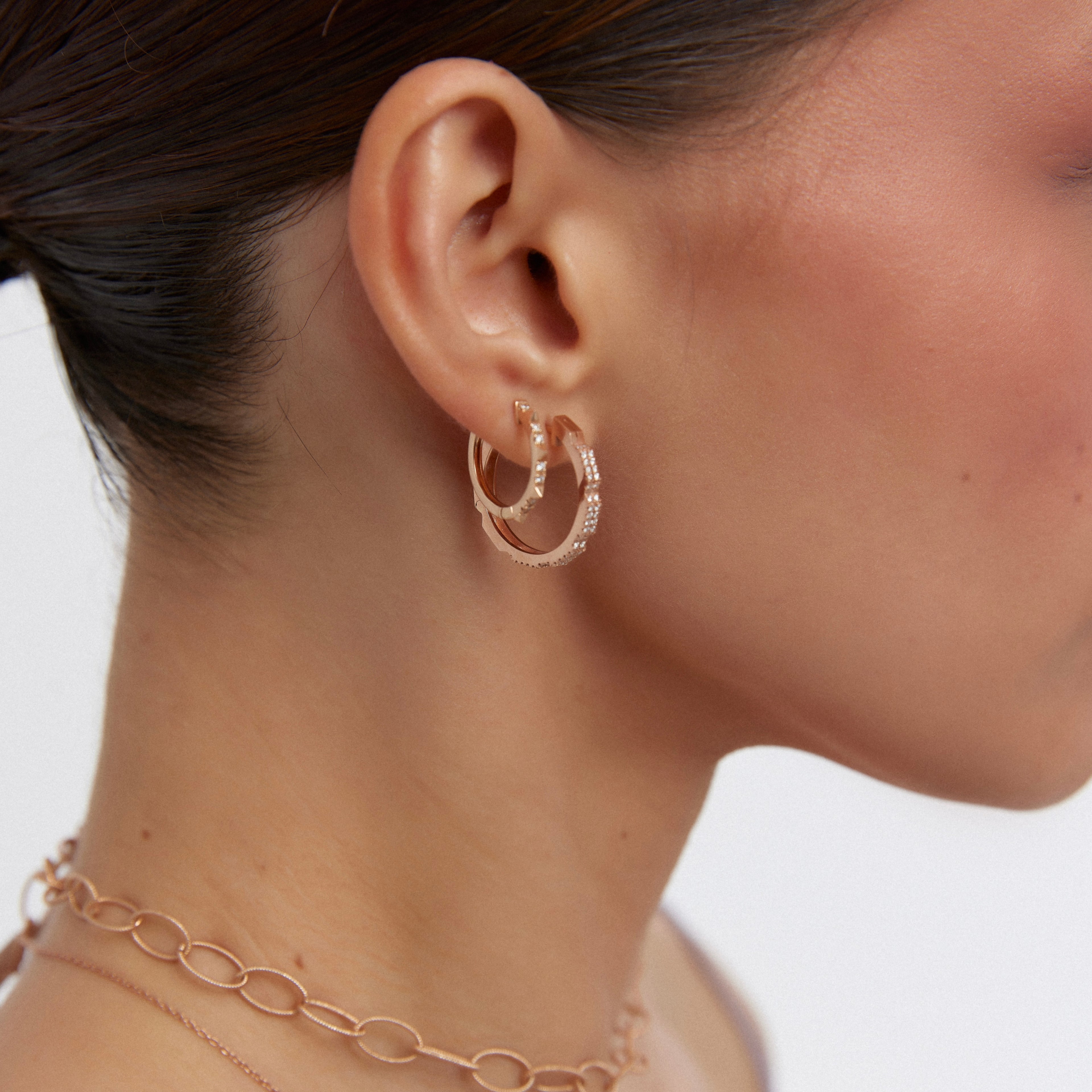 14K altın Blok halka küpe - modern blok tasarımlı pırlanta detaylı küpe, kulakta görünüm