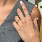 14K altın Tiny Crossed Baguette yüzük baget pırlanta detayları model parmağında