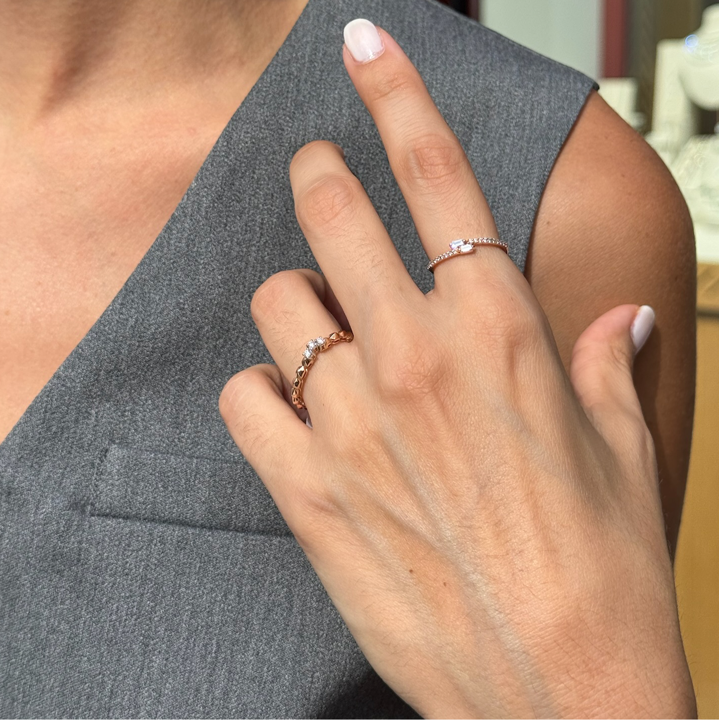 14K altın Tiny Crossed Baguette yüzük baget pırlanta detayları model parmağında