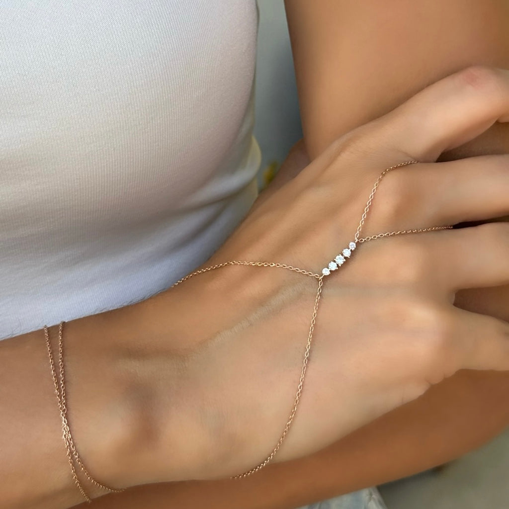 Seren Şahmeran kolye kolda görünümü, zarif 14K altın zincir ve şahmeran