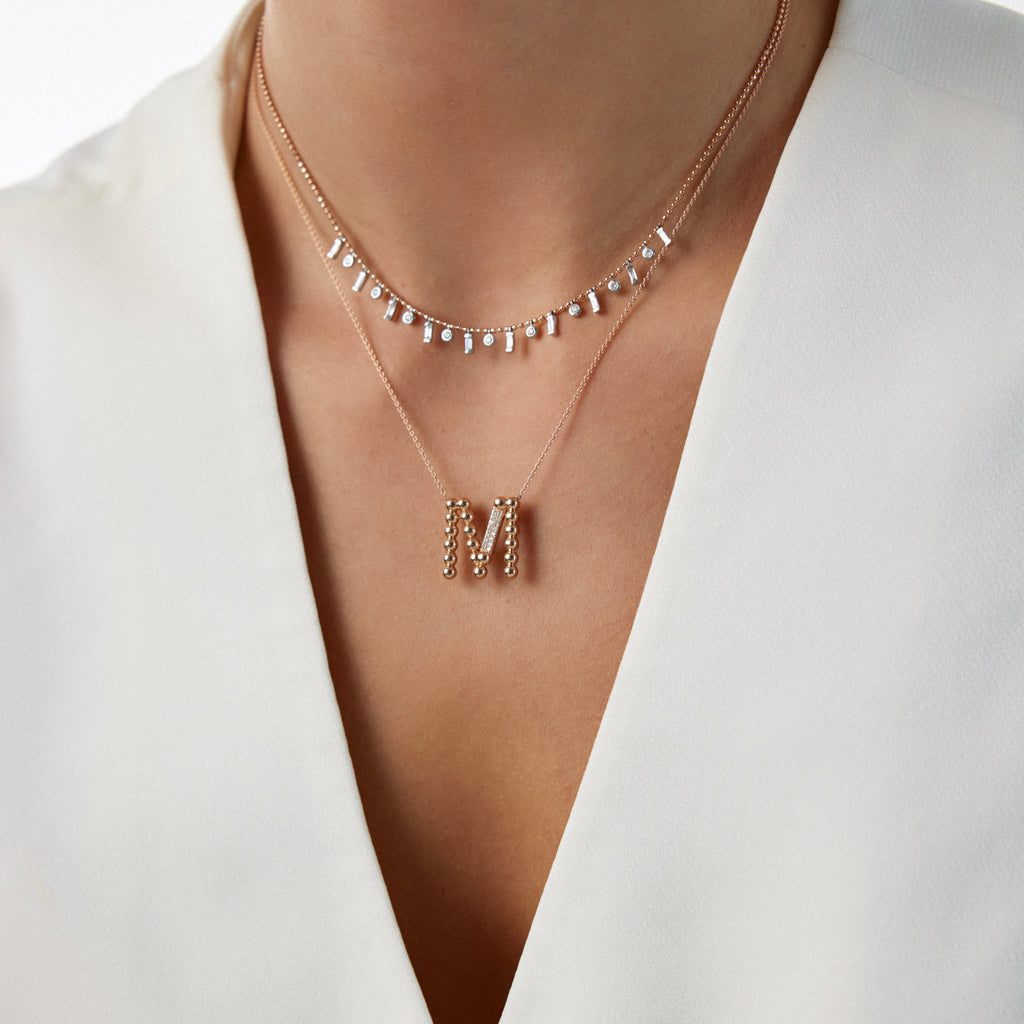 Baguette Bezel Kolye boyunda görünümü - 14K altın pırlanta baguette kolye