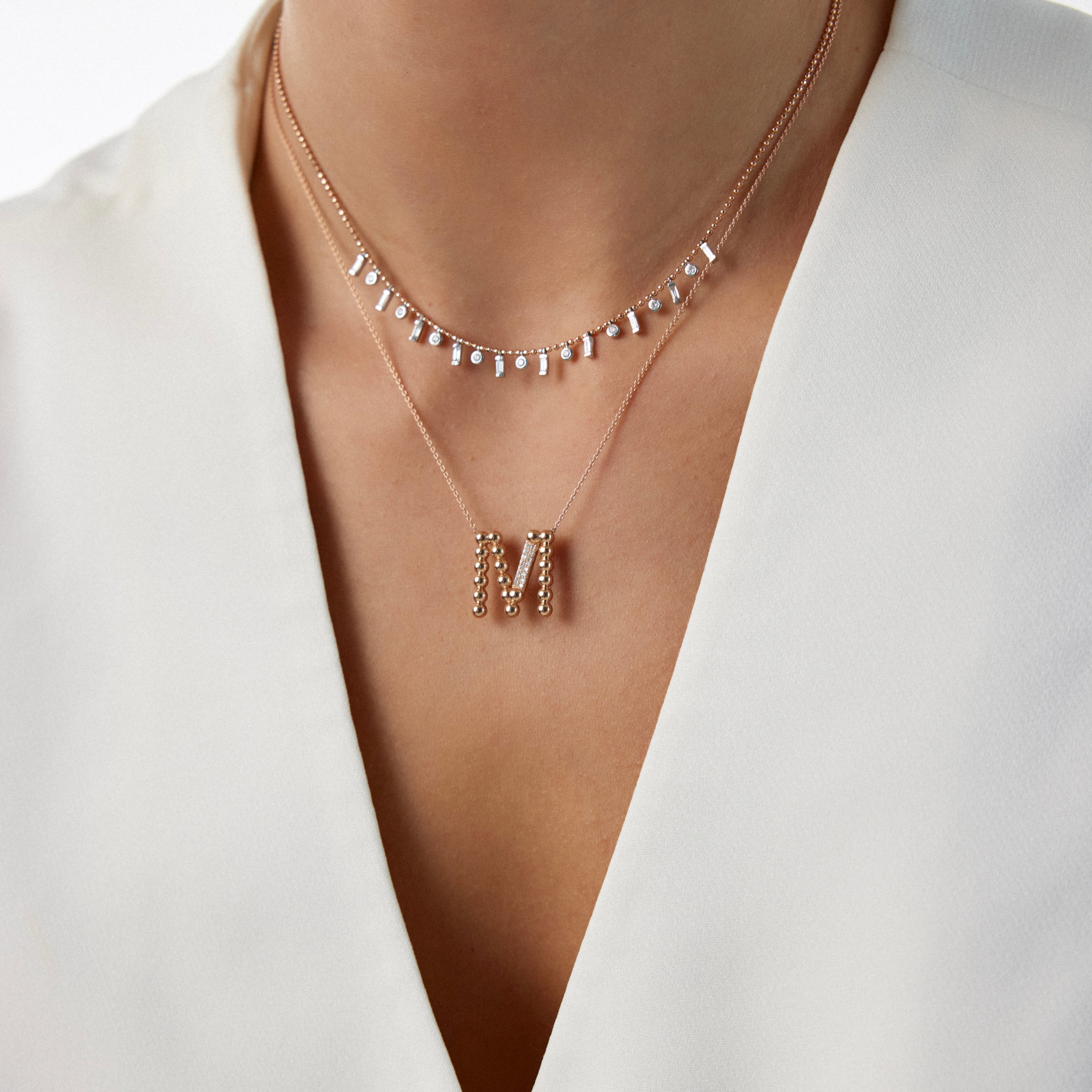 Baguette Bezel Kolye boyunda görünümü - 14K altın pırlanta baguette kolye