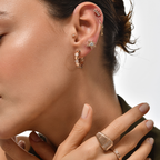 Geometrical Hoop Küpe - 14K altın geometrik halka küpe, 0.33 ct E-VS pırlanta, kulakta görünüm