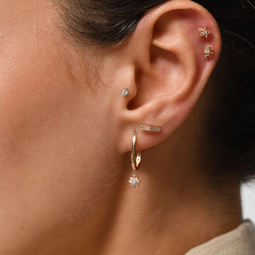 Mini Flower Küpe - 14K altın sallantılı küpe, 0.15 ct E-VS pırlanta, kulakta görünüm