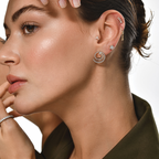 Eternity Küpe - 14K altın eternity küpe, 0.48 ct E-VS pırlanta, kulakta görünüm