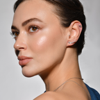 Edged Diamond Küpe - 0.72 ct pırlanta ve 14K altın zarif küpe, kulakta görünüm