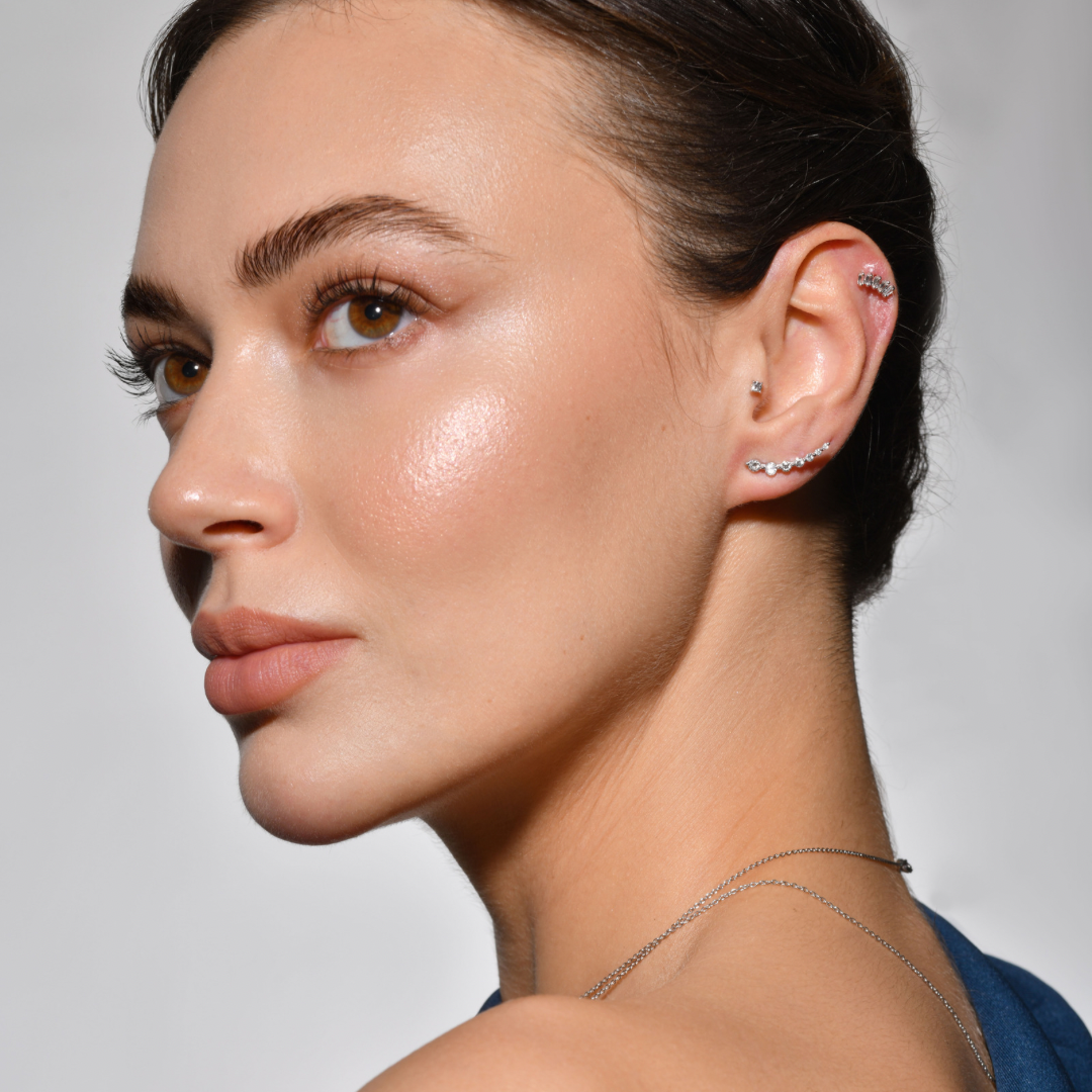 Edged Diamond Küpe - 0.72 ct pırlanta ve 14K altın zarif küpe, kulakta görünüm