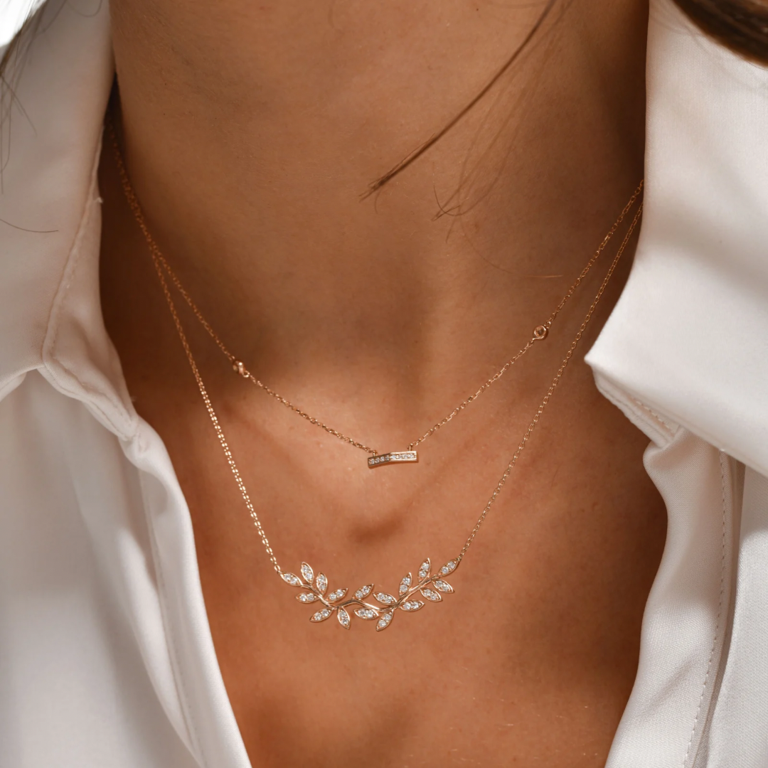 Lamina Kolye - 0.37 ct pırlanta ve 14K altın çiçek tasarım kolye, boyunda görünüm