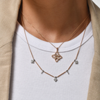 Floraison Kolye - 0.18 ct pırlanta ve 14K altın çiçek tasarım kolye, boyunda görünüm