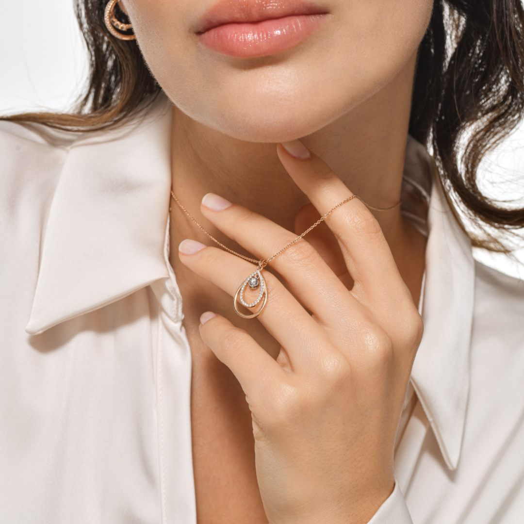 Drop Sider Kolye - 0.24 ct pırlanta ve 14K altın damla tasarım kolye, boyunda görünüm