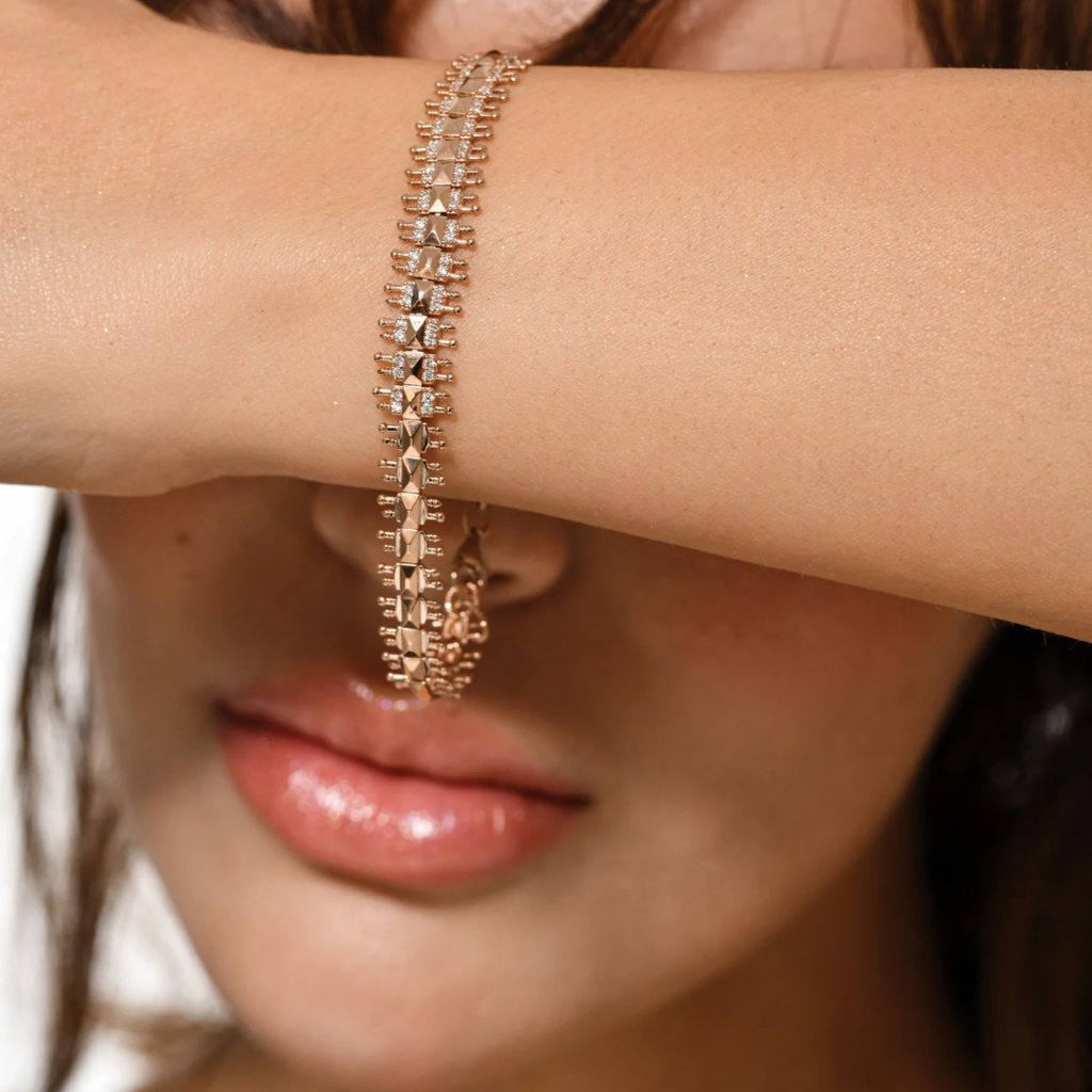 Braid Bileklik - 0.42 ct pırlanta ve 14K altın örgü tasarım bileklik, bilekte görünüm