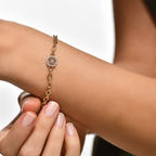 Defend Bileklik - 0.15 ct pırlanta ve 14K altın bileklik, bilekte görünüm