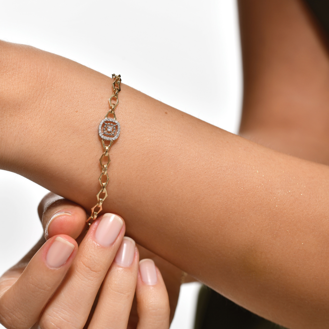 Defend Bileklik - 0.15 ct pırlanta ve 14K altın bileklik, bilekte görünüm