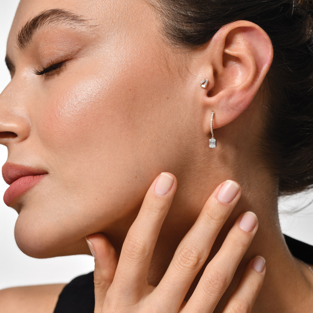 Tria Baguette Piercing - 0.12 ct pırlanta ve 14K altın helix küpe, kulakta görünüm