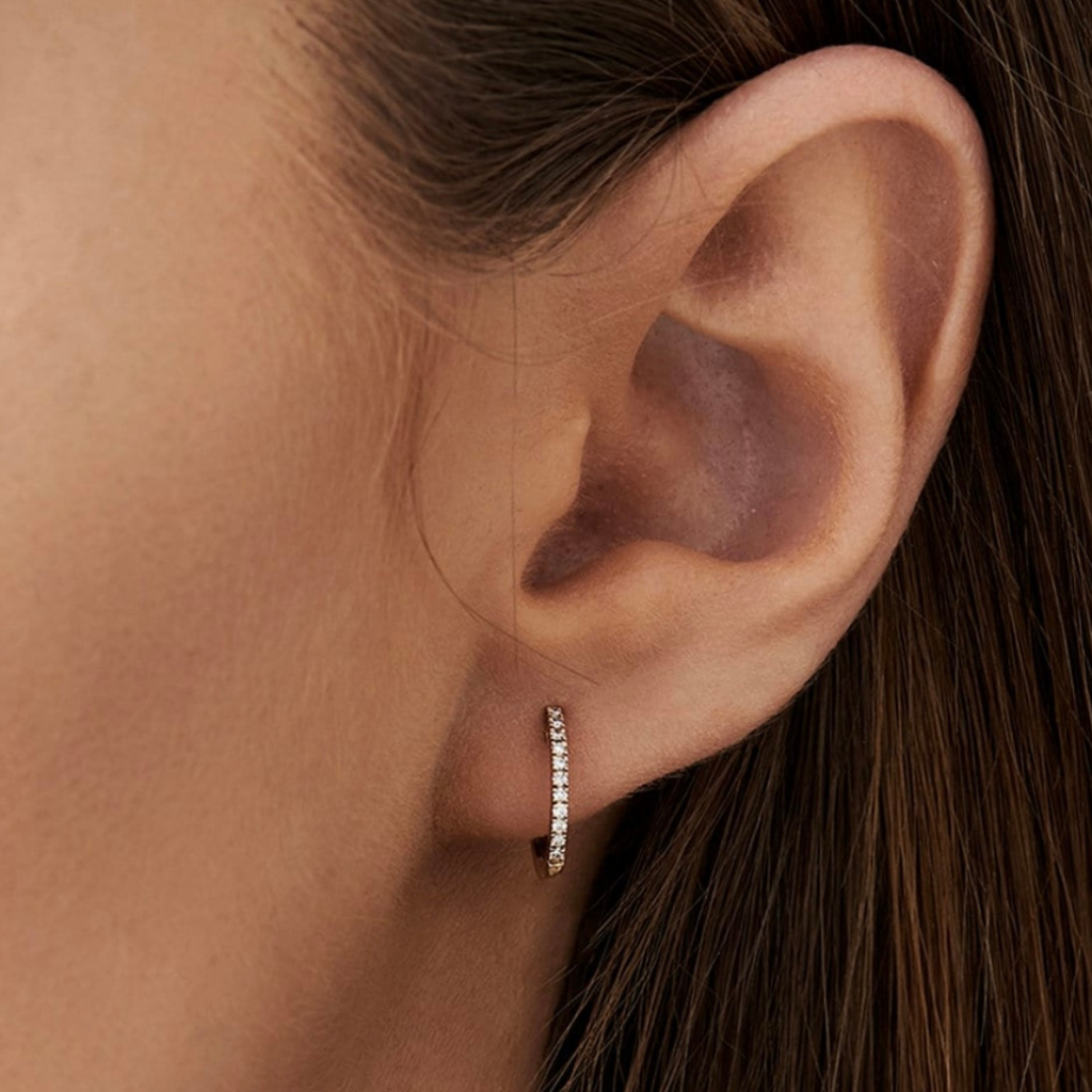 Mini Pırlantalı Halka Küpe kulakta görünümü - 14K altın pırlanta halka küpe