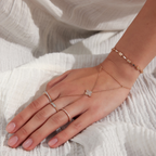 Clover Şahmeran Bileklik - 0.10 ct pırlanta yonca tasarım 14K altın bileklik elde görünümü